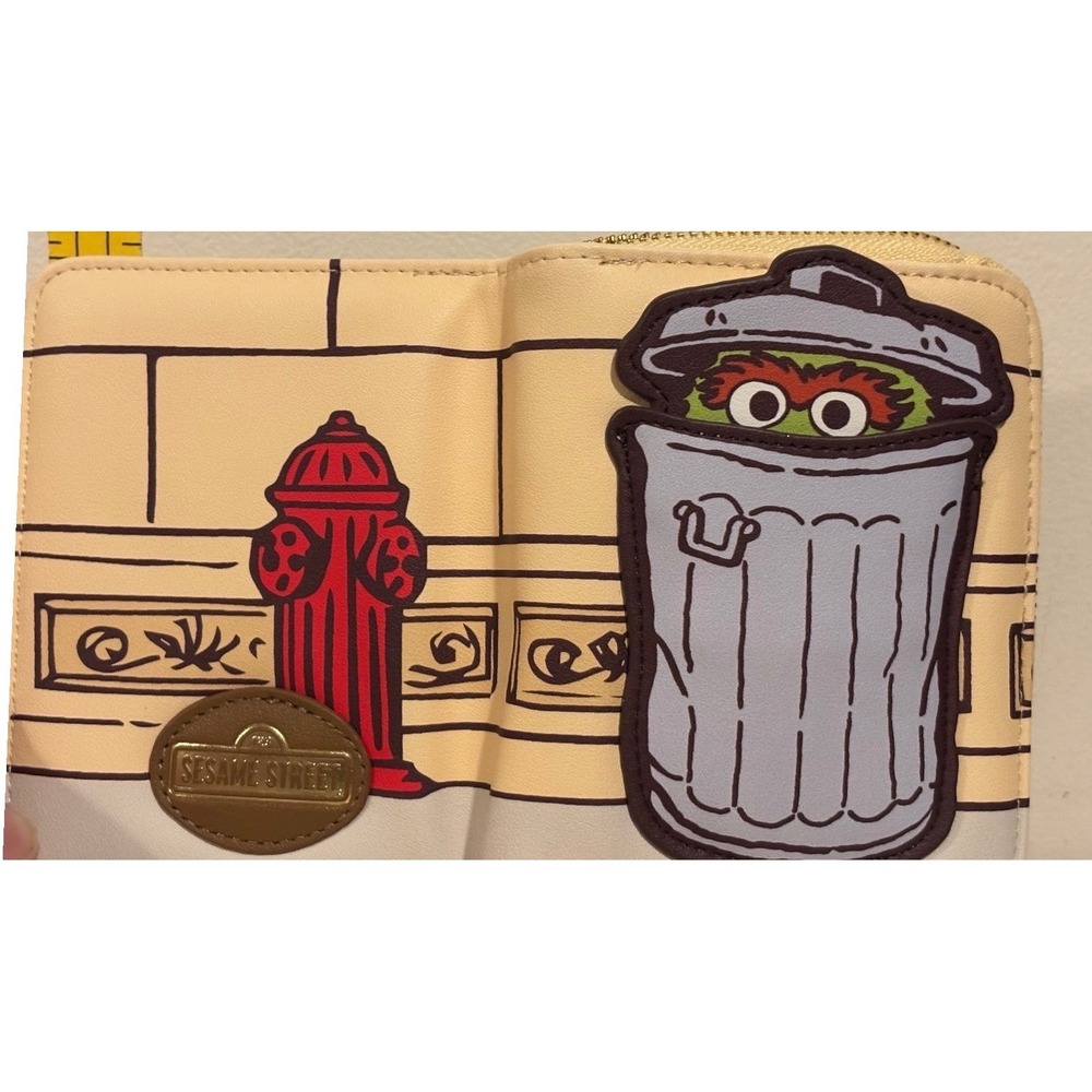 BoxLunch Sesame Street Wallet slides up/ down Oscar the Grouch Cream Bifold NEW